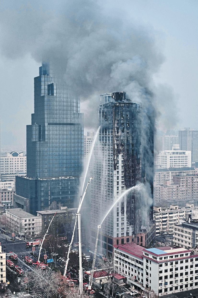 China: Huge Fire Engulfs 26-storey Building In Shijiazhuang