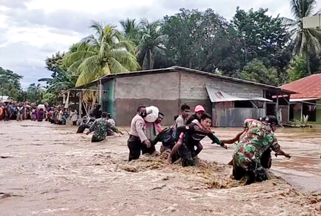 Indonesia: Rescuers Hampered By Damaged Roads As Rain Continues To Fall