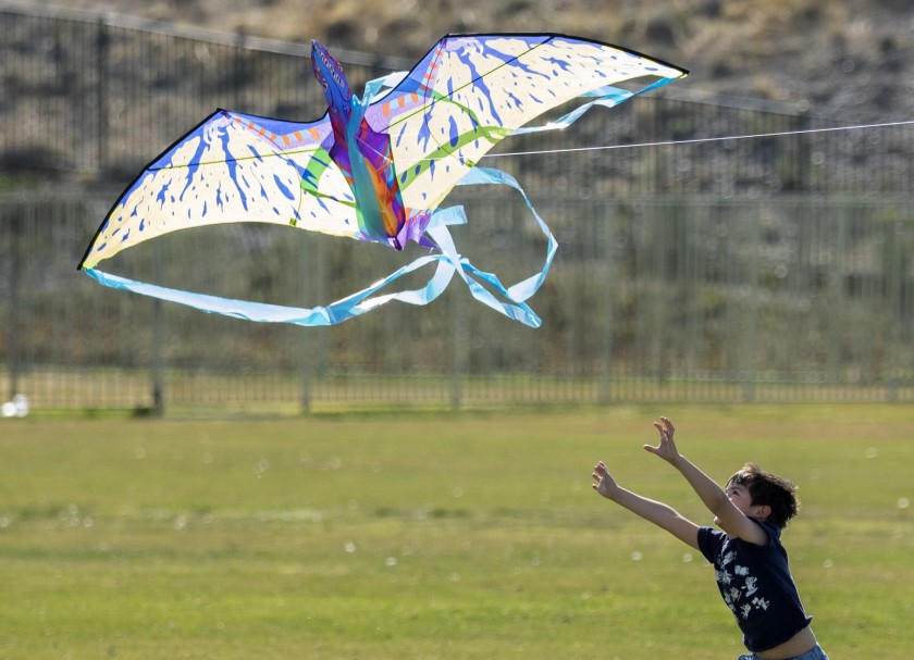 USA: Soaring Temperatures Meet Gusty Winds In SoCal, Elevating Fire Risk