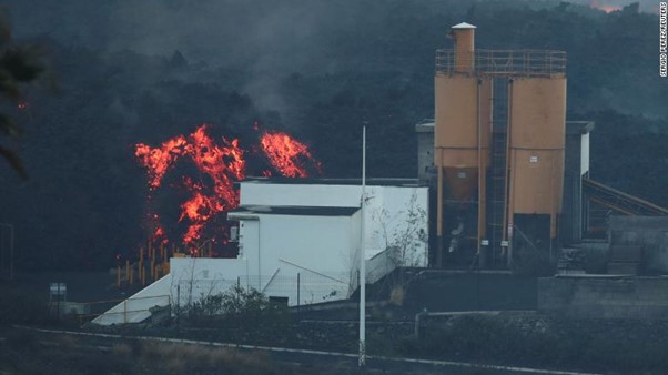 La Palma Volcano Sparks Cement Factory Fire, Pushing 2,500 People Into Lockdown