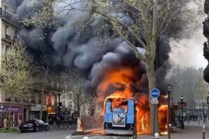 05 04 2022 Paris Bus Fire