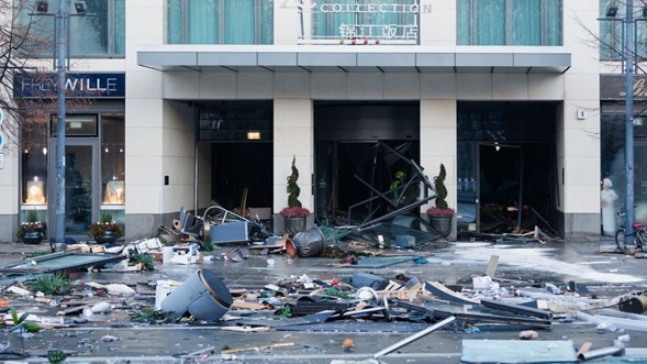 Berlin’s Giant AquaDom Aquarium Containing 1,500 Fish Explodes