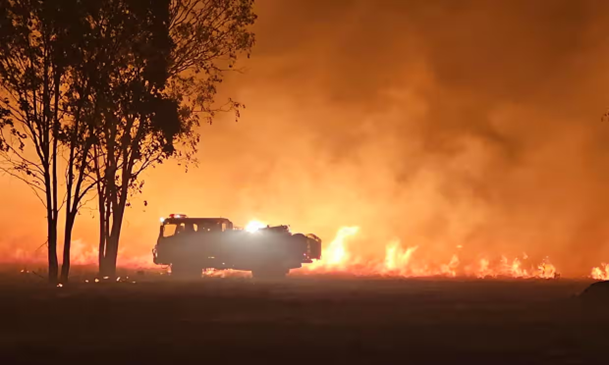 Hundreds Flee Deadly Bushfire In Queensland